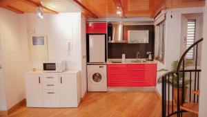 cocina con armarios rojos y nevera blanca en APARTMENTS LA LONJA DE LA SEDA, en Valencia