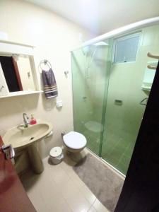 y baño con ducha, aseo y lavamanos. en Apto 4 quartos em BC com garagem enorme, cabem 2 carros pequenos, en Balneário Camboriú