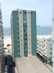 un edificio verde alto junto a la playa en Apto 4 quartos em BC com garagem enorme, cabem 2 carros pequenos, en Balneário Camboriú