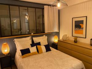 コンカルノーにあるSplendide vue face à la mer avec garageのベッドルーム1室(ランプ2つ、窓付)