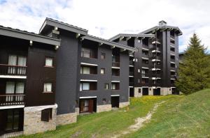 ein Apartmenthaus an der Seite eines Hügels in der Unterkunft Résidence Jetay - 3 Pièces pour 7 Personnes 464 in Les Menuires