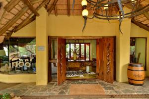 uma porta aberta para um quarto com um barril em Motswiri Private Safari Lodge em Madikwe Game Reserve