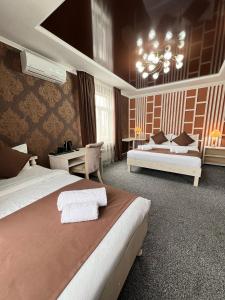 Kausar Hotel客房内的一张或多张床位