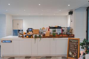 全州市Jeonju Hotel The Vincent的上面有盒子的柜台