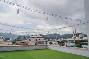 全州市Jeonju Hotel The Vincent的从绿色草屋屋顶上欣赏美景