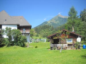 eine Hütte auf einem Feld neben einem Haus in der Unterkunft Chalet Hansl in Vordernberg
