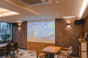 全州市Jeonju Hotel The Vincent的墙上有大画的用餐室