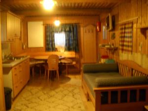 eine Küche mit einem Sofa und einem Tisch in einem Zimmer in der Unterkunft Chalet Hansl in Vordernberg