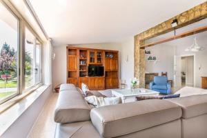 een woonkamer met een bank en een tafel bij Sikelia Luxury Home in Altavilla Milicia