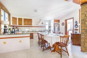 アルタヴィッラ・ミリーチアにあるSikelia Luxury Homeのキッチン(テーブル、椅子付)