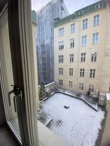 une fenêtre ouverte avec vue sur un bâtiment dans l'établissement Elegant Apartment In The City, à Göteborg