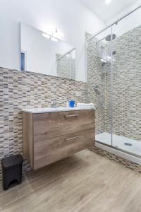 een badkamer met een wastafel en een douche bij Sikelia Luxury Home in Altavilla Milicia