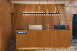 全州市Jeonju Hotel The Vincent的大堂设有柜台,上面有标牌 更多7张照片