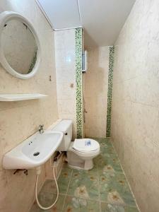 W łazience znajduje się umywalka, toaleta i lustro. w obiekcie Popular The best muangthongthani 日常房间公寓 w mieście Ban Bang Phang