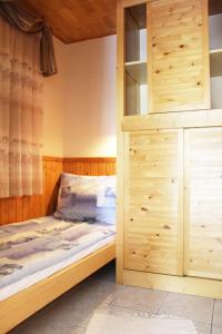 フォニョードにあるParton Villa Apartmentsのベッドルーム1室(二段ベッド1組、木製キャビネット付)