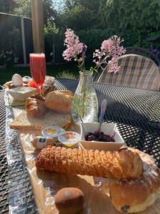 una mesa cubierta con pan y bollería en Bella Gelria en Wezep