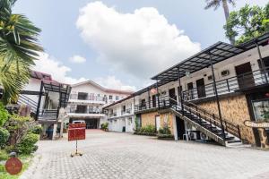 una calle con edificios y una señal en el medio en Quezon Premier Hotel Lucena en Camp Wilhelm