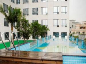 una piscina frente a un gran edificio en Oriental Glory Hotel, en Taiping