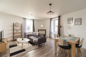 uma sala de estar com um sofá e uma mesa em Appartement au cœur de Saint-Brieuc em Saint-Brieuc