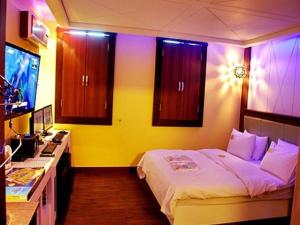 um quarto de hotel com uma cama e uma televisão em Hotel Vole Cheonan em Cheonan