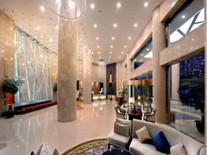 蘇坡橋的住宿－Chengdu Yinsheng International Hotel，大楼内一个带沙发和椅子的大堂