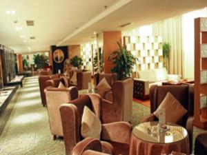 SupoqiaoにあるChengdu Yinsheng International Hotelのホテルのロビー(椅子、テーブル付)