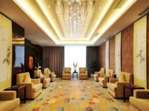 SupoqiaoにあるChengdu Yinsheng International Hotelのソファとシャンデリアのある広い待合室