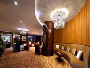 SupoqiaoにあるChengdu Yinsheng International Hotelのホテルのロビー(ソファ、椅子付)