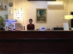 uma mulher atrás de um bar num restaurante em Hotel Dynasty em Sibengkok
