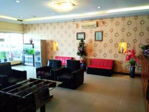 una hall con divani e sedie rosse in una stanza di Parma City Hotel a Palas 2