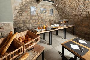 une chambre avec deux tables avec de la nourriture dans l'établissement Logis Hotel Restaurant Family & Spa, à Meyrueis