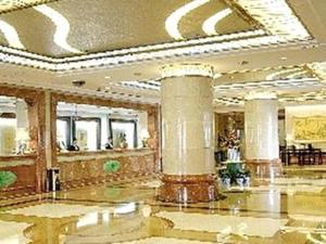 a large lobby with columns and a ceiling at Huzhou Zhebei Hotel in Huzhou