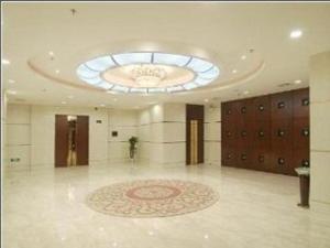 um quarto amplo com um tecto abobadado e um tapete em Huzhou Zhebei Hotel em Huzhou