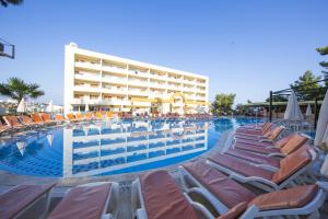 Bazén v ubytování Tuntas Family Suites Kusadasi nebo v jeho okolí