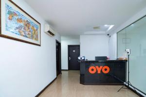 ein Büro mit einem orangenen oo-Schild auf dem Schreibtisch in der Unterkunft OYO 90375 Reggae Inn in Bintulu