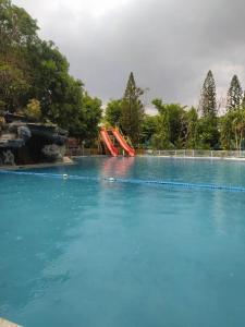 TikayにあるDJ Paradise Hotelの公園内の青い大きな水プール