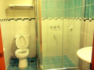 łazienka z toaletą i prysznicem w obiekcie Mo2 Days Inn w mieście Taculing Hacienda