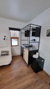 Cette chambre comprend un lit et un lavabo. dans l'établissement Guesthouse Pétursborg, à Akureyri