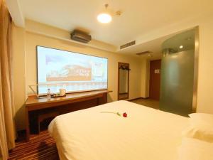 a hotel room with a large projection screen at Jinjiang Inn Style Taiyuan South Inner Ring North Campus Finance and Economics University in Taiyuan +95 photos