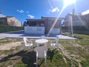 een tafel en stoelen in de tuin van een huis bij Piso lujo 3 habitaciones in Las Rozas de Madrid