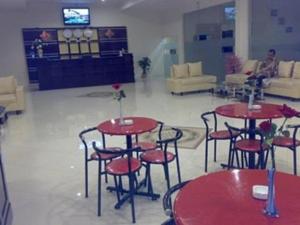 un grupo de mesas y sillas en una habitación en Grand Wisata Hotel en Ende