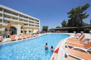 Bazén v ubytování Tuntas Family Suites Kusadasi nebo v jeho okolí