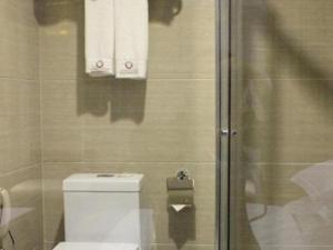 een badkamer met een toilet en een glazen douche bij Guangyuan Hotel Gutian Fujian 