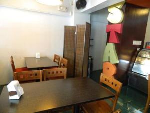 Starmark Hotel في نجا: غرفة طعام مع طاولة وكراسي
