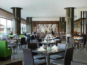 Restaurant o un lloc per menjar a Hotel Santika Premiere Kota Harapan Indah