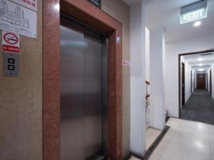 una puerta de ascensor en un edificio con un pasillo en Penta Hotel en Singapur