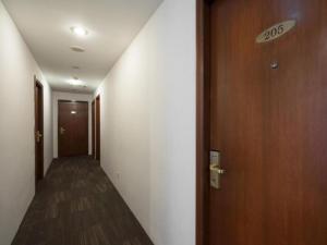 an empty hallway with a door and a corridorngthngthngthngthngthngthngth at Penta Hotel in Singapore
