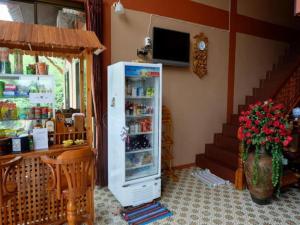Tai Asean House في Ban Kham Kling: غرفة بها ثلاجة مليئة بالطعام