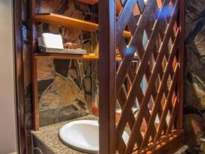 ein Badezimmer mit einem WC und einem Holzzaun in der Unterkunft Tong Hotel in Ban Nong Chik