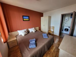 Un dormitorio con una cama con dos toallas encima. en Gri's place, en Bansko 2 fotos más